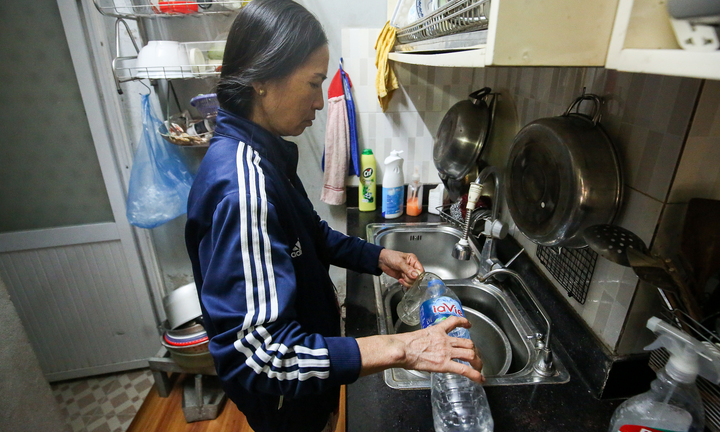 Mất nước cả tháng trời, hàng chục hộ dân Thủ đô như 'sống giữa sa mạc'