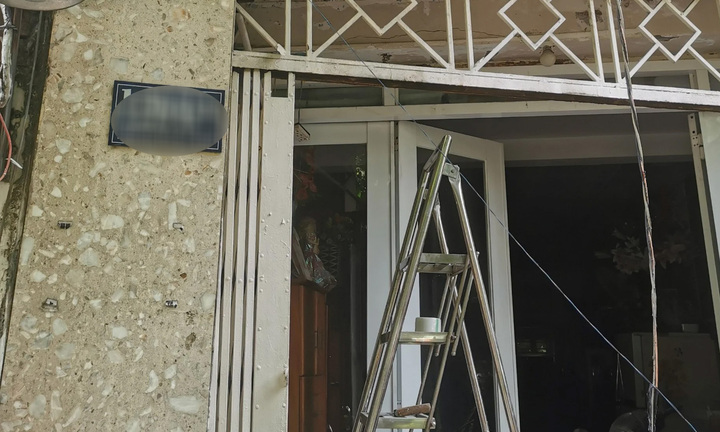 TP.HCM: Thợ thi công khung sắt bị điện phóng ngã xuống đất, bỏng nặng