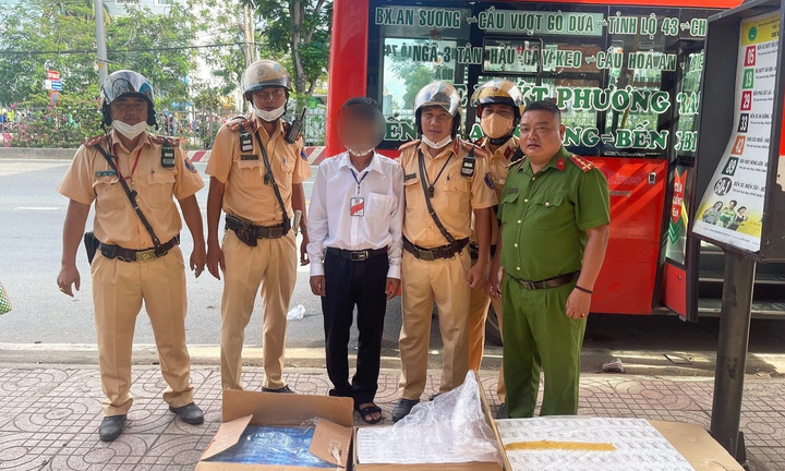 Khởi tố vụ án xe buýt vận chuyển thuốc lá lậu