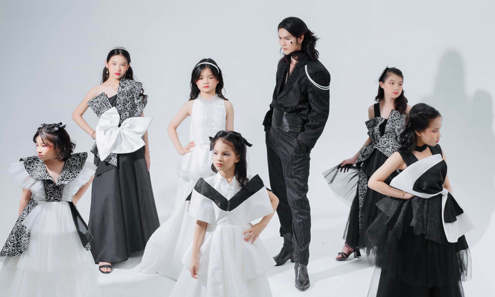 Siêu mẫu Đình Quyền làm show thời trang tại Nhà hát Hồ Gươm