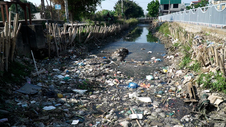 Kinh hãi cảnh 'rốn' nước thải bủa vây khu dân cư ở Hà Nội