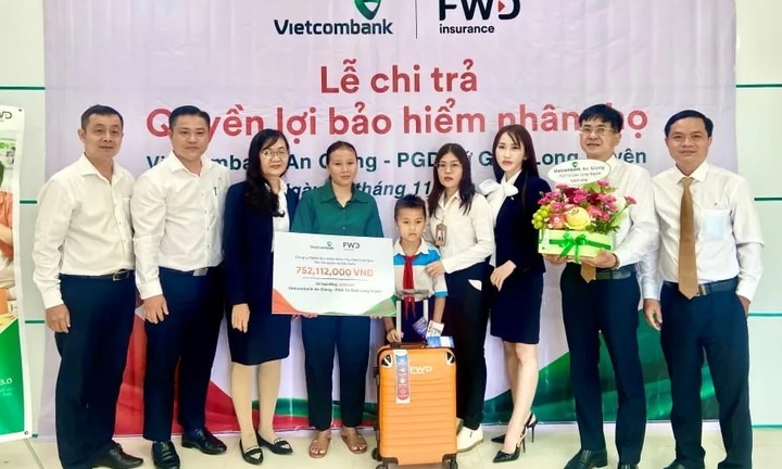 Vietcombank An Giang trả quyền lợi bảo hiểm hơn 750 triệu đồng cho khách hàng
