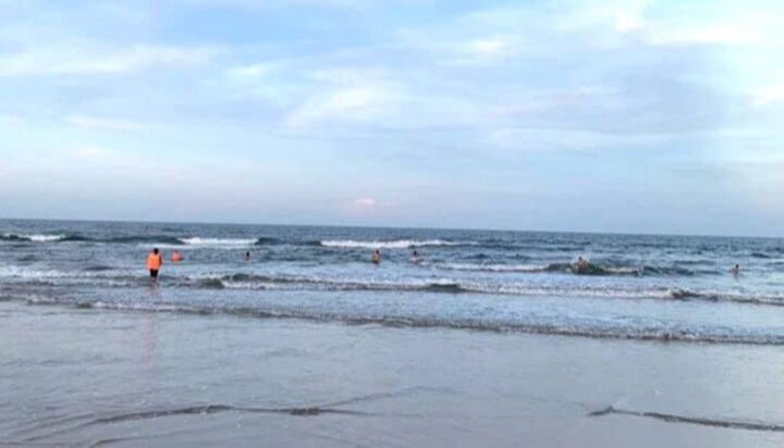 Nhóm học sinh ra biển tắm, 1 nam sinh bị sóng cuốn trôi