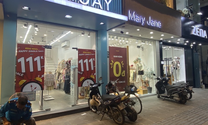 Sát đại hội siêu giảm giá 11/11, 'thủ phủ' thời trang Hà Nội vắng hoe