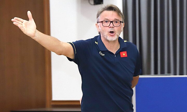 Hình ảnh đập tan nghi ngờ HLV Troussier không biết truyền lửa ở tuyển Việt Nam