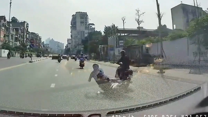 Tài xế ô tô bẻ lái 'xuất sắc' cứu mạng người đi xe máy