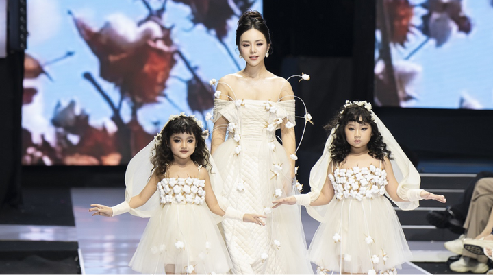 Quỳnh Kool cùng 'con gái' tỏa sáng trên sàn diễn thời trang