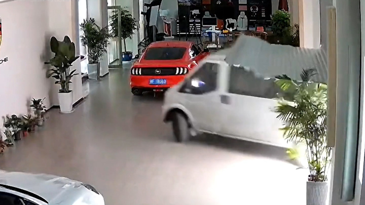 Tài xế đạp nhầm chân ga, xe buýt cỡ nhỏ náo loạn cửa hàng phụ kiện ô tô