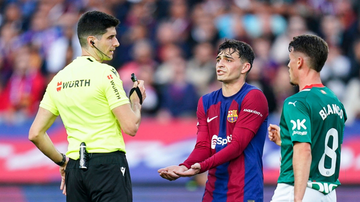 Trọng tài quyết định khó hiểu, Barcelona giành chiến thắng đầy tranh cãi
