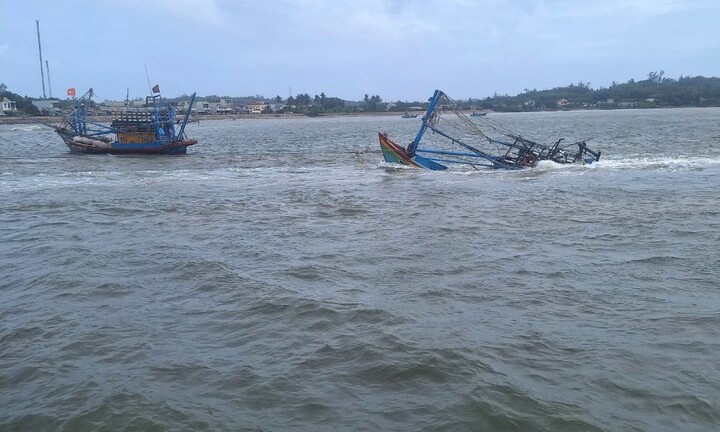 Sóng lớn đánh chìm tàu cá, 5 ngư dân may mắn thoát chết