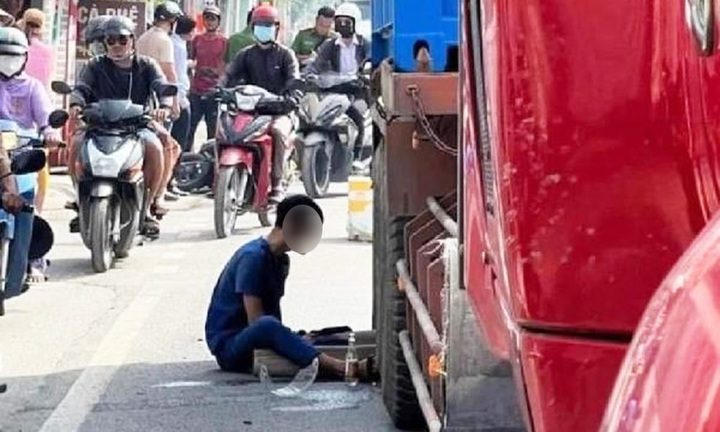 Chồng khóc nghẹn bên thi thể vợ sau tai nạn ở TP.HCM