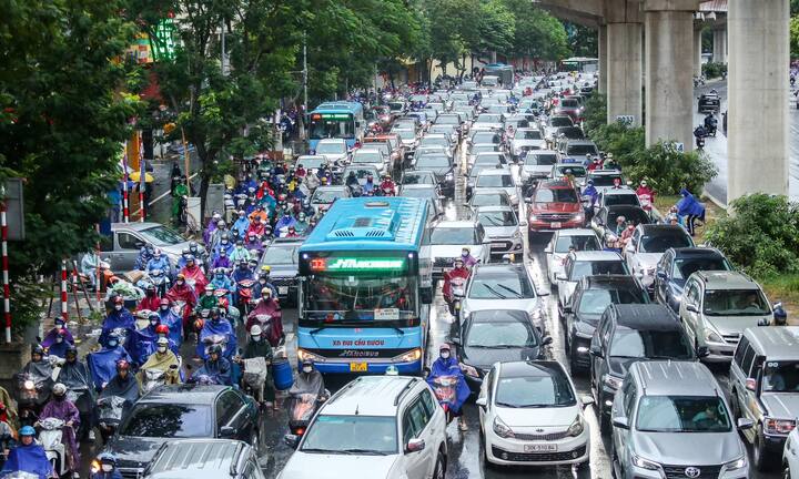 Người Hà Nội chật vật đi làm trong cảnh mưa rét, tắc đường sáng đầu tuần