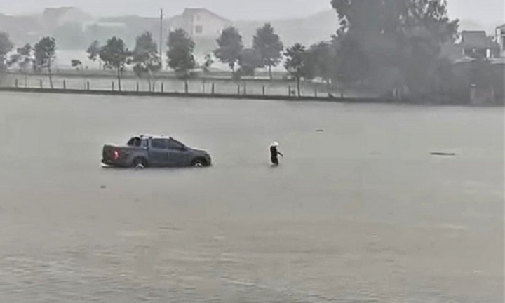 Nhiều nơi ở Hà Tĩnh ngập sâu, ô tô liều mình 'bơi' giữa biển nước