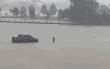 Thót tim cảnh dẫn đường cho ô tô 'bơi' qua dòng lũ