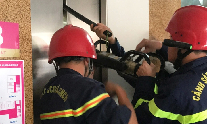 Cảnh sát phá cửa thang máy, cứu 9 người bị mắc kẹt 
