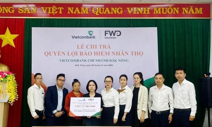 Vietcombank Đăk Nông cùng FWD chi trả quyền lợi bảo hiểm hơn 2 tỷ đồng 