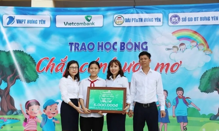 Vietcombank Hưng Yên tặng học bổng cho học sinh nghèo