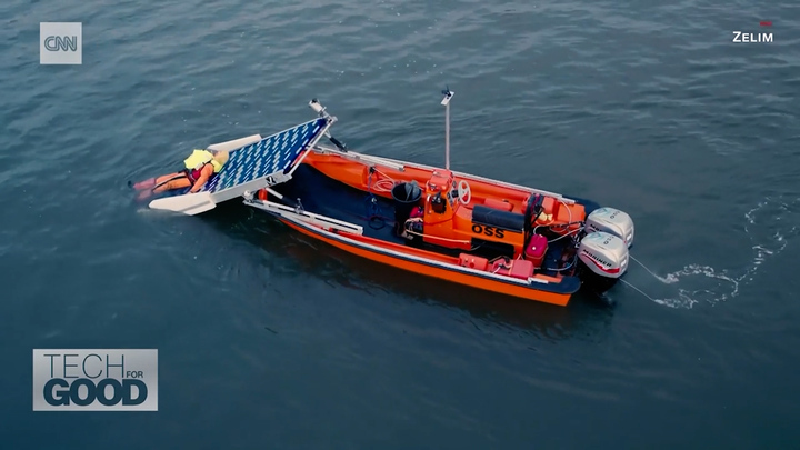 Thuyền tự động cứu người gặp nạn trên biển