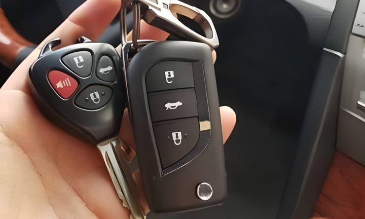 Vì sao không nên treo thêm chìa khóa khác cùng chùm chìa khóa ô tô?