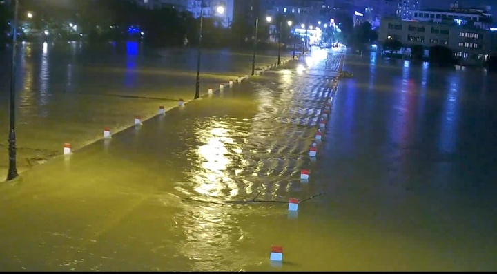 Mưa to khiến nước sông dâng trên báo động 2, gió lớn thổi tốc mái nhà dân ở Huế