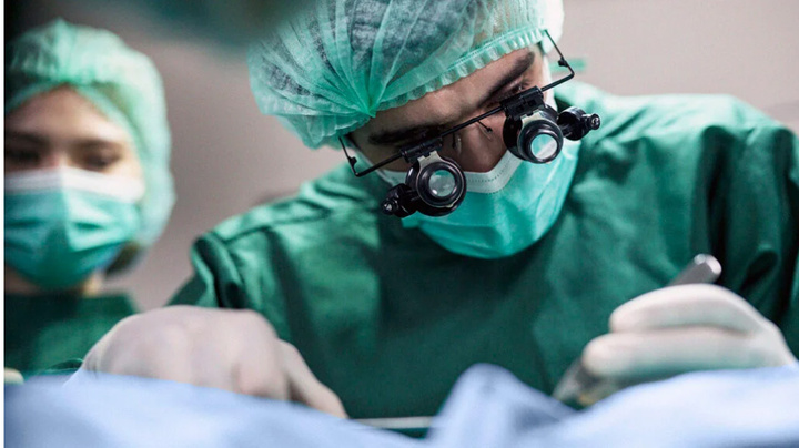 Vết đen 10 năm trên mặt biến thành u lớn, bác sỹ rùng mình khi thấy cả ổ giòi