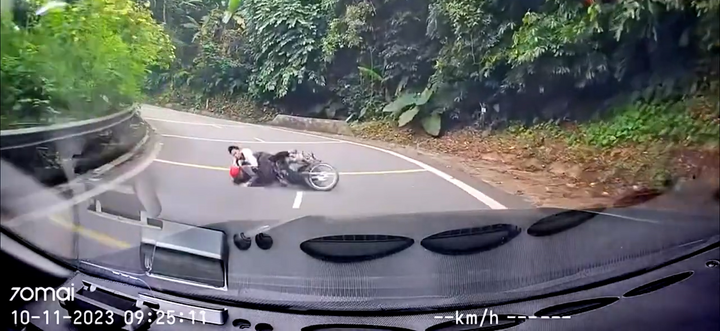 Đổ đèo tốc độ cao, hai thanh niên ngã nhào trước đầu ô tô