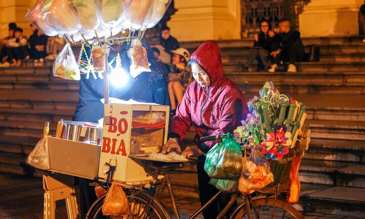 Người lao động nghèo vật lộn mưu sinh trong đêm giá rét đầu Đông