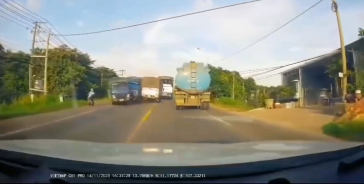 Kinh hoàng xe tải nối đuôi vượt ẩu gây tai nạn trên quốc lộ