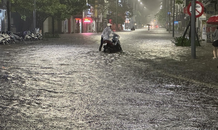 Đường phố biến thành 'sông', dân Huế bì bõm trong 'biển' nước