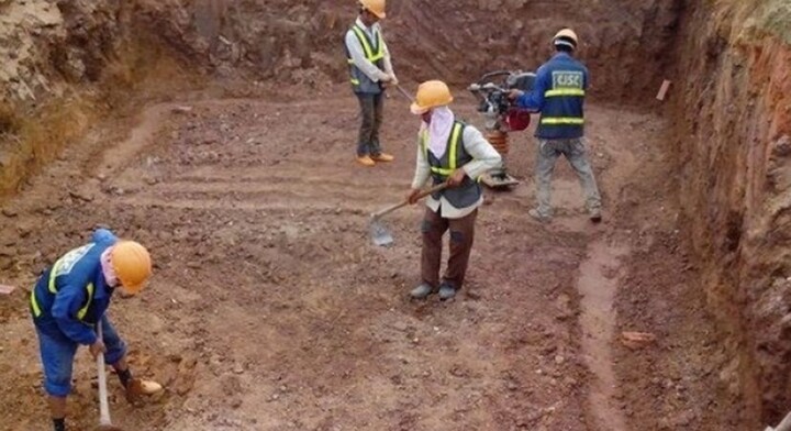 Đào trúng mộ cổ, người công nhân đột nhiên ngã quỵ sau khi nhìn vào tấm bia