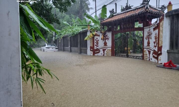Ô tô, xe máy ngâm trong nước lũ, người dân Huế 'khóc ròng'
