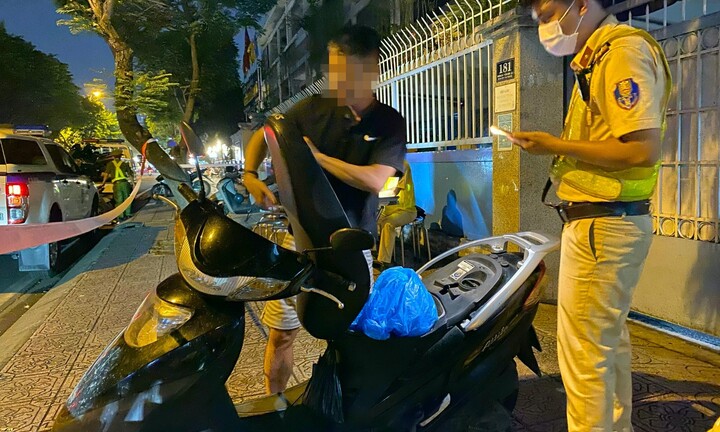 Bị phạt kịch khung, tài xế vi phạm nồng độ cồn đòi bỏ xe, không đóng phạt
