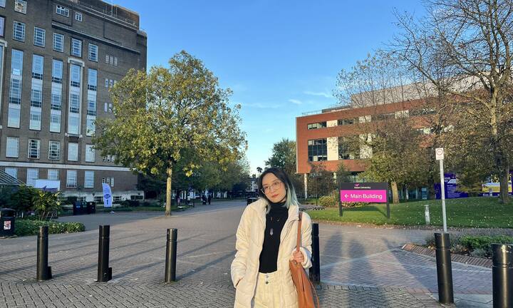 Ba người Việt trẻ xuất sắc giành học bổng IELTS Prize 2023 từ Hội đồng Anh