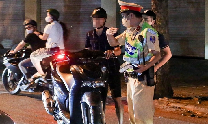 Dắt xe có bị thổi nồng độ cồn?