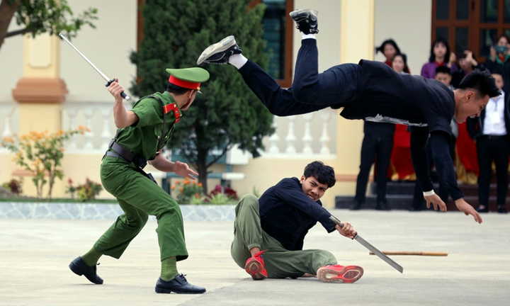 Đại biểu APCCA 41 xem Cảnh sát Việt Nam trình diễn võ thuật, khí công