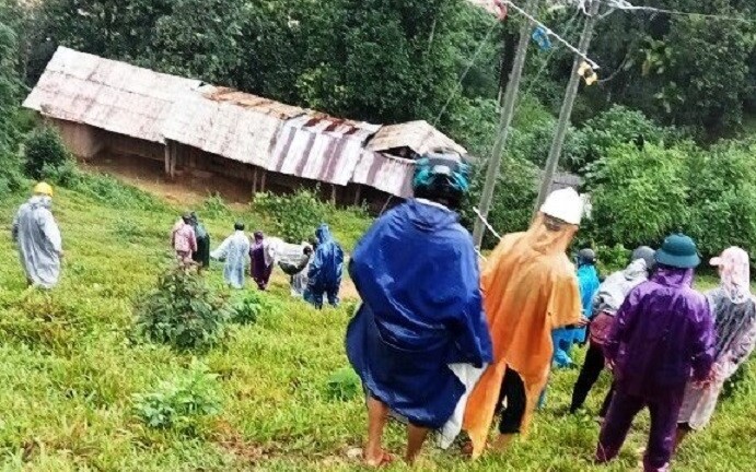 Quảng Nam: Người phụ nữ bị gãy xương đùi được khiêng bộ gần 30 km đi cấp cứu