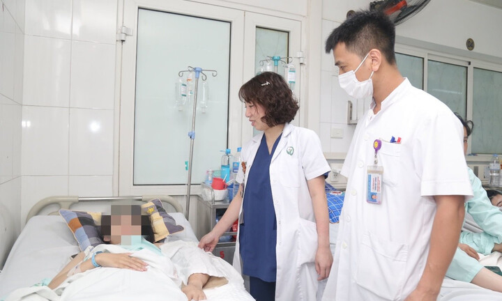 Vạt áo chống nắng cuốn vào bánh xe, cô gái 18 tuổi gần đứt rời cánh tay