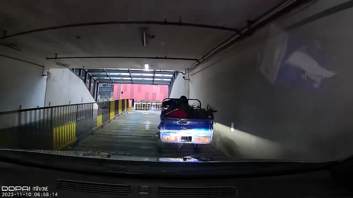 Xe ba bánh lỗi phanh, trôi tự do xuống hầm chung cư 