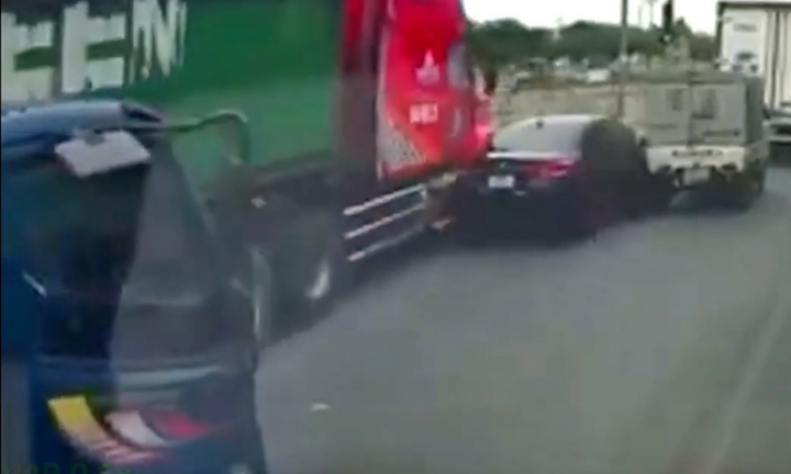 Ô tô chuyển làn bất ngờ thiếu quan sát gây tai nạn giao thông