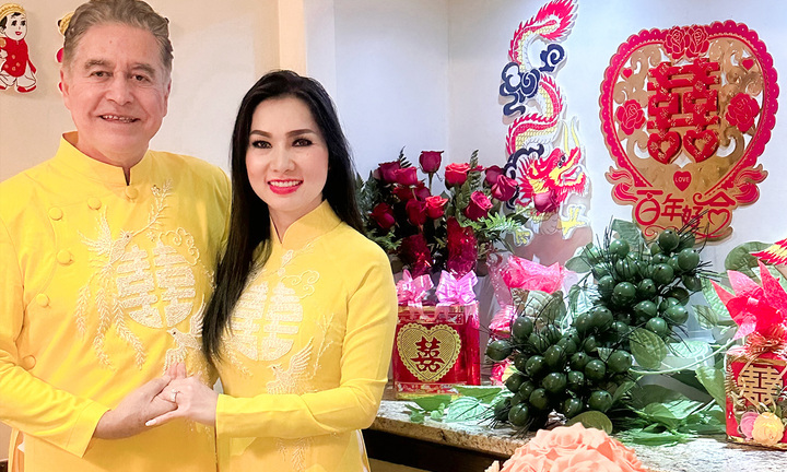 Ca sĩ Kavie Trần và bạn trai mặc áo dài trong lễ đính hôn tại Mỹ