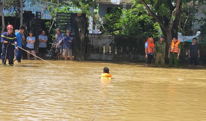 Tìm thấy thi thể cháu bé 3 tuổi mất tích sau khi rơi xuống dòng lũ dữ ở Huế
