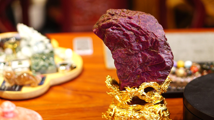 Chiêm ngưỡng khối đá Ruby quý hiếm nặng gần 2kg