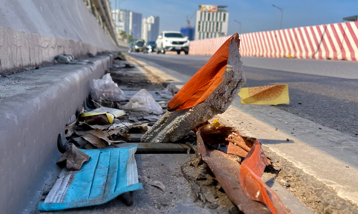 Đường vành đai 2 trên cao ở Hà Nội nhếch nhác, rác thải vương vãi khắp tuyến