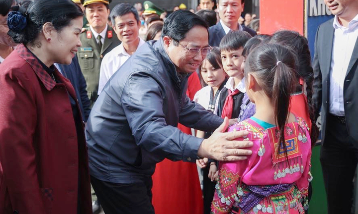 Thủ tướng thăm, tặng quà cho trẻ em có hoàn cảnh khó khăn tại Lai Châu