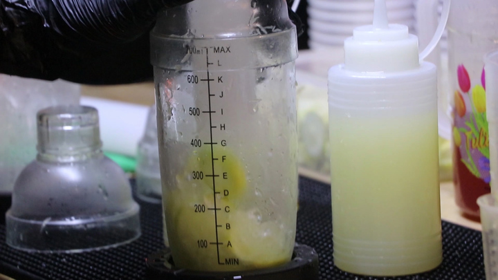 Trà chanh giã tay gây sốt, giới trẻ xếp hàng dài chờ thưởng thức