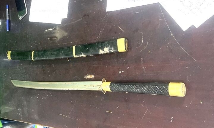 Nhóm thanh niên vác kiếm đi chém nhau, liều lĩnh tông xe vào lực lượng công an