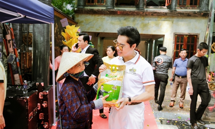 Ngọc Sơn thành lập công ty, giao quyền điều hành cho con trai nuôi và học trò