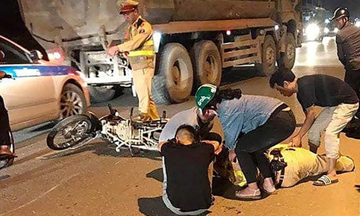 Thấy CSGT, nam thanh niên quay đầu bỏ chạy, tông gãy chân một chiến sĩ