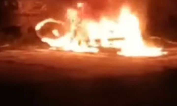 Thanh niên đốt luôn xe máy khi vi phạm nồng độ cồn