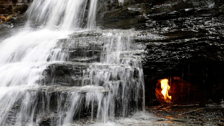 Bí ẩn 'ngọn lửa vĩnh cửu' nằm trong thác nước ở Mỹ